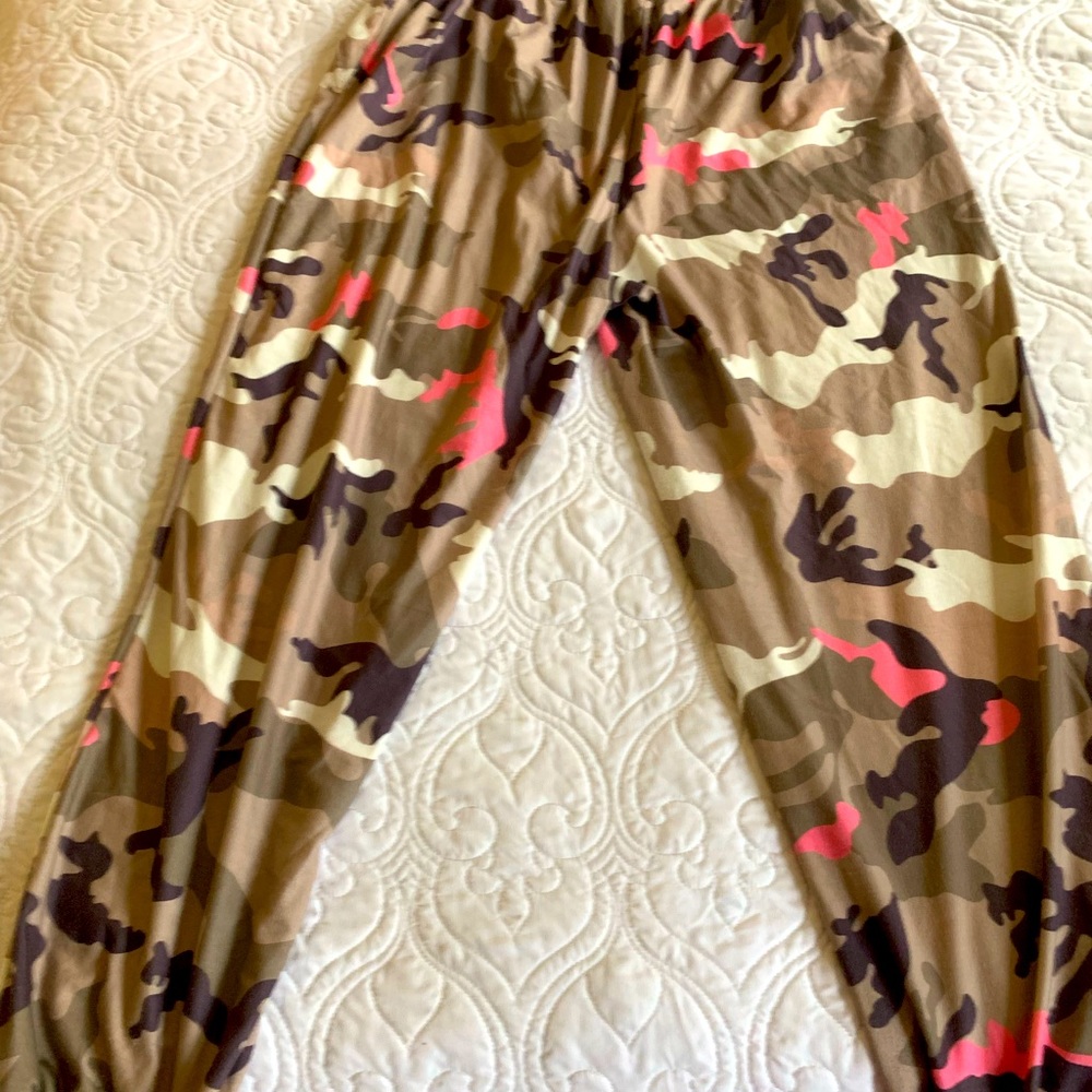 Pull on stretch camo pants with elastic waist and ankles